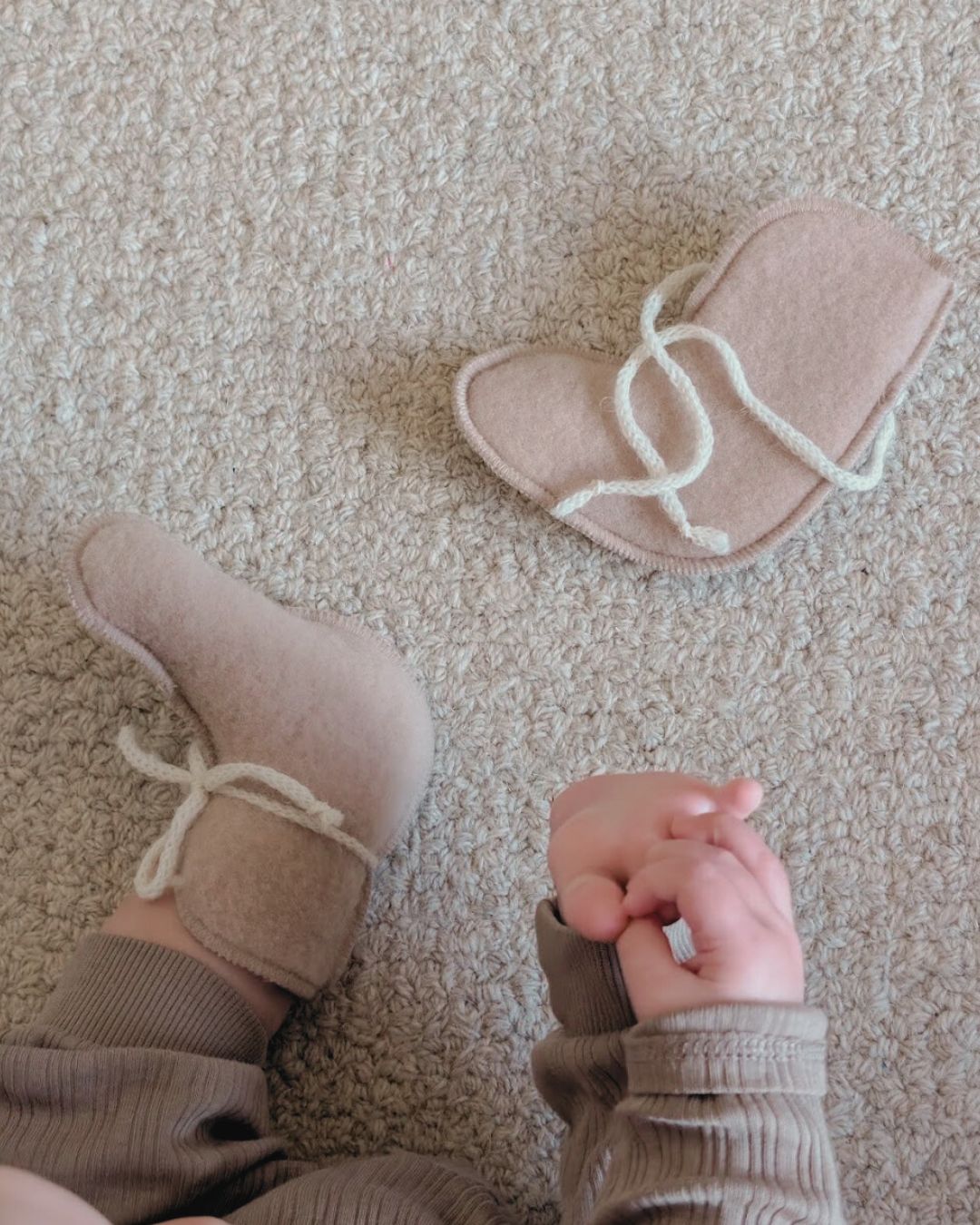 Babyfutter i ull – Beige (0–3 måneder)